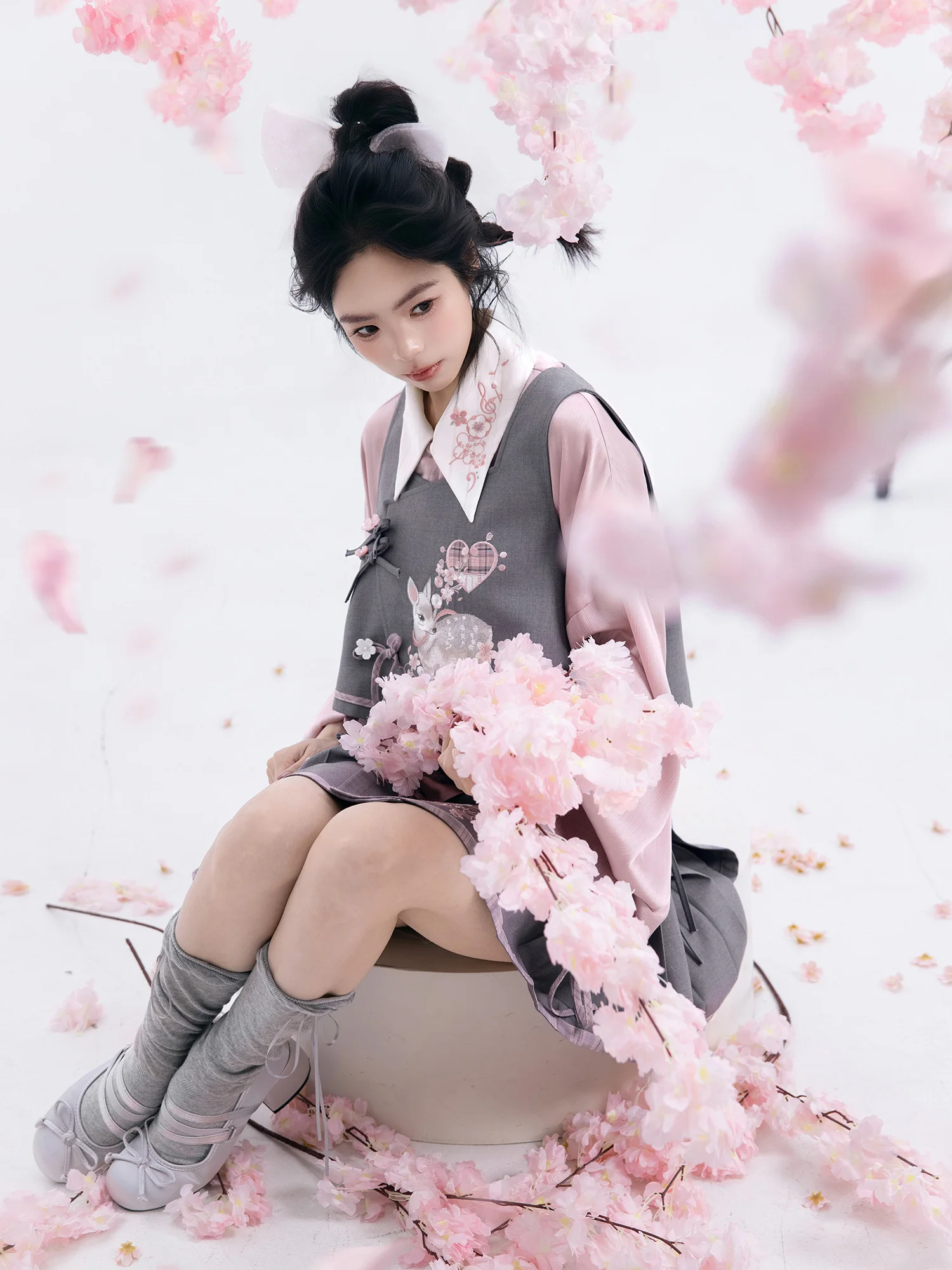 

Новинка: Женская одежда в китайском стиле - комплект Hanfu: улучшенный топ, юбка и широкие брюки.