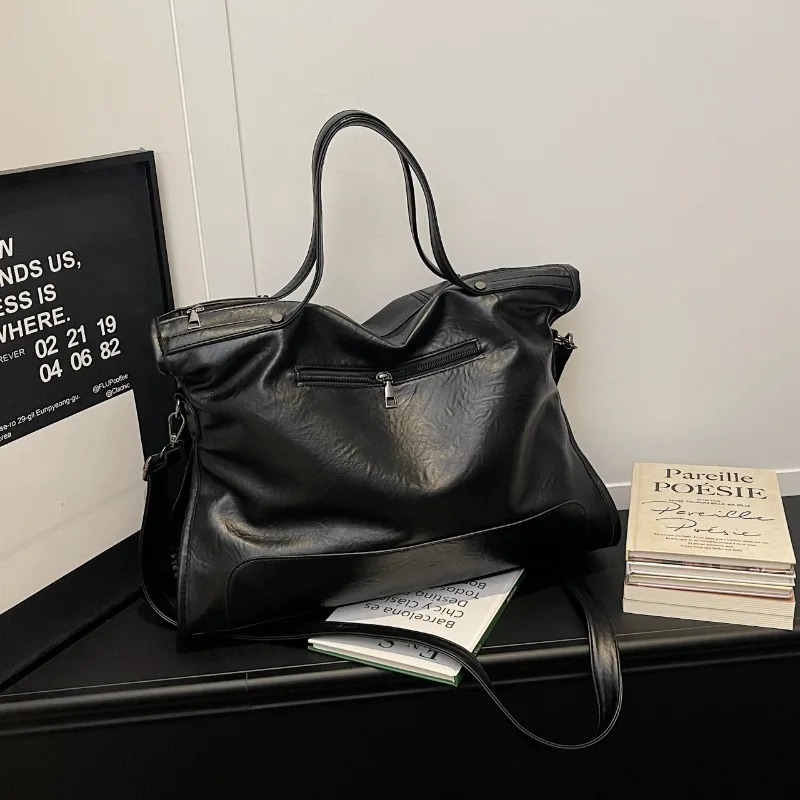 Damen-Handtasche mit Nieten- und Quastenverzierung, Weiche PU-Leder Schultertasche, Große Umhängetasche für den Alltag – Detail 15