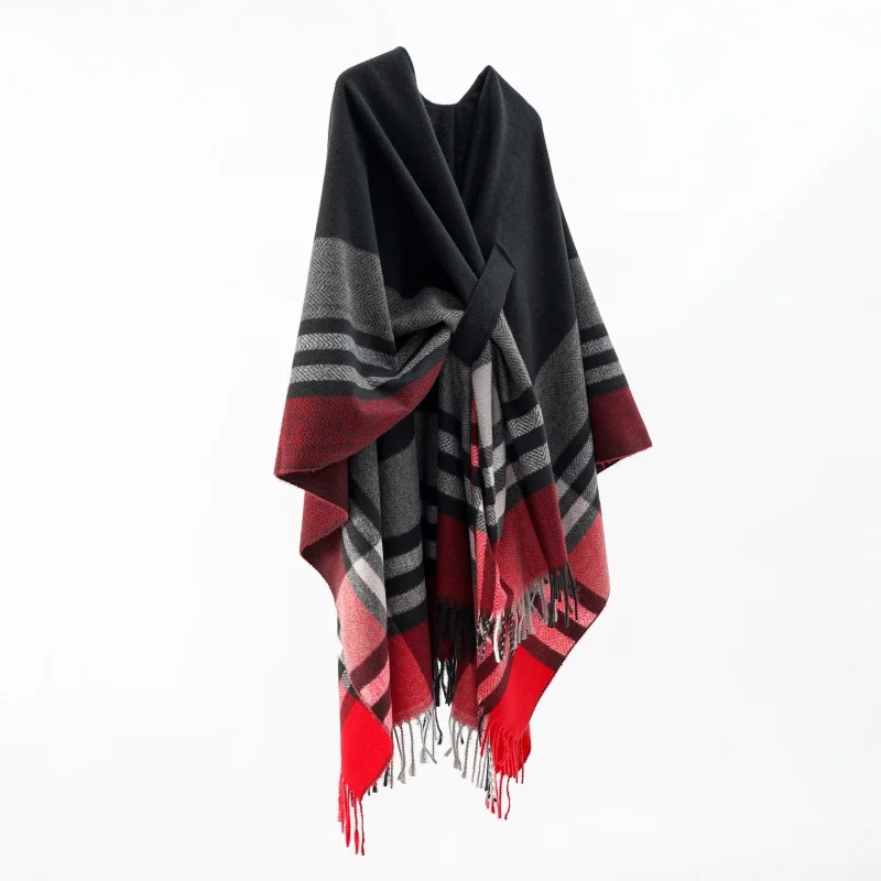 A woman\'s shawl with knitted fringed double-sided latticework outside her autumn and winter cloak is geometrically warm