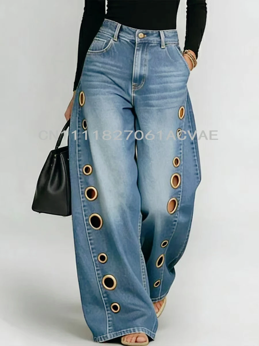 Jean vintage ample en denim pour femme, avec œillets métalliques latéraux et découpes, style streetwear original, taille haute