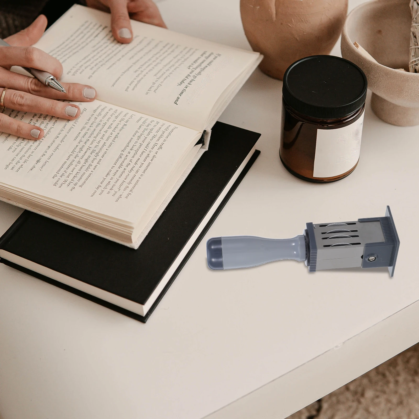 Handheld Self-Inking Date Stamp Portable Rolling Date Stamper Mini Office Label Signature Stamp Manual Day Marker Document