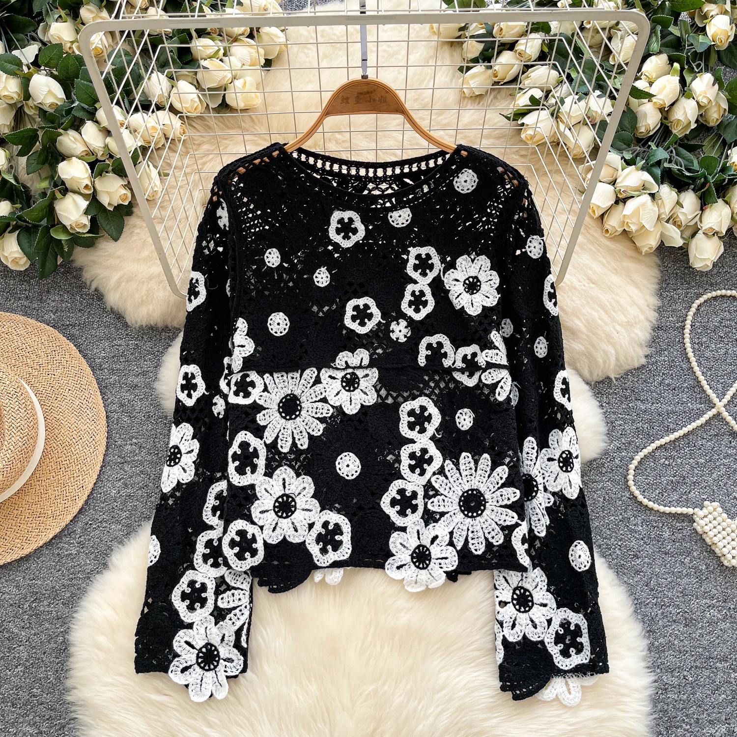 Retro Bohemian Hollow Crochet Long-sleeved Knitted Tops For Women 2025 Autumn Vacation Beach Cover-up Sweater: Swetry damskie z długim rękawem, ażurowe, dziergane na szydełku, w stylu retro boho, idealne na wakacje jesienią, jako narzutka na plażę.