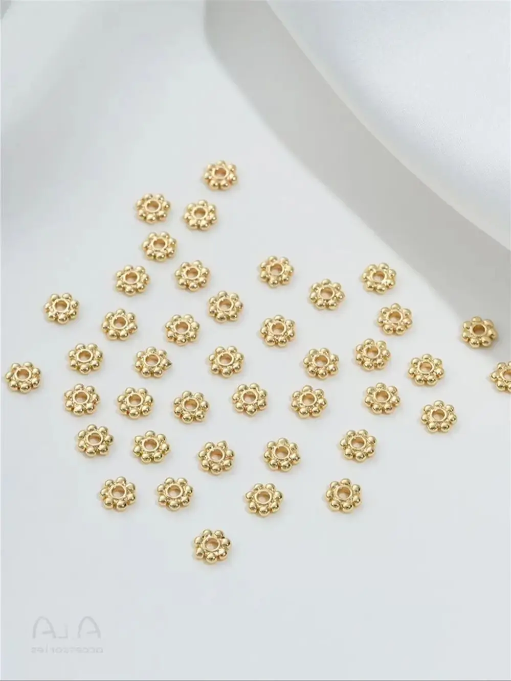 

Copper 14K Gold-coated Snowflake Sheet, Small Flower Bead Spacer, Handmade Beaded Accessories DIY Handmade Jewelry Materials