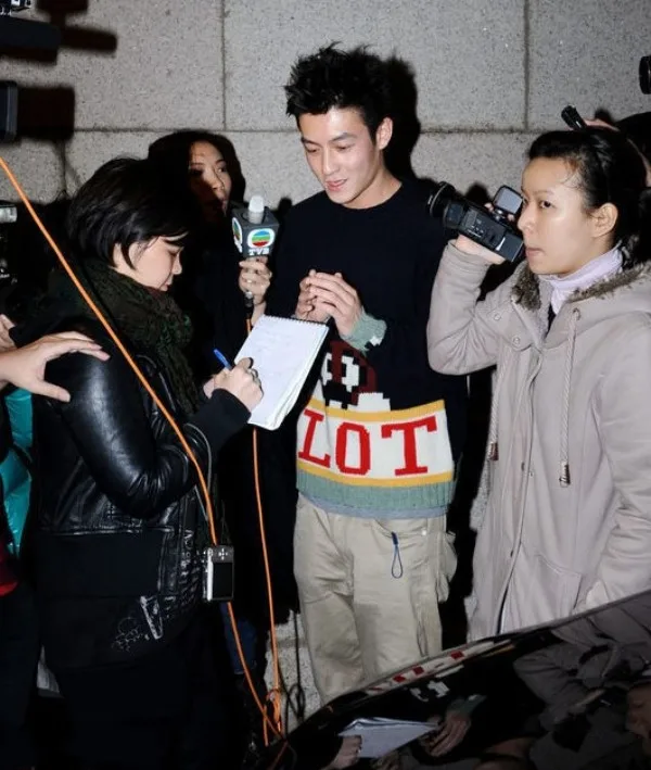 

Tzaagizeey Klot C Series Cartoon und Couple Sweater High Street Trend Rabbit Velvet Mixed Knitted Long Sve Crew Ne