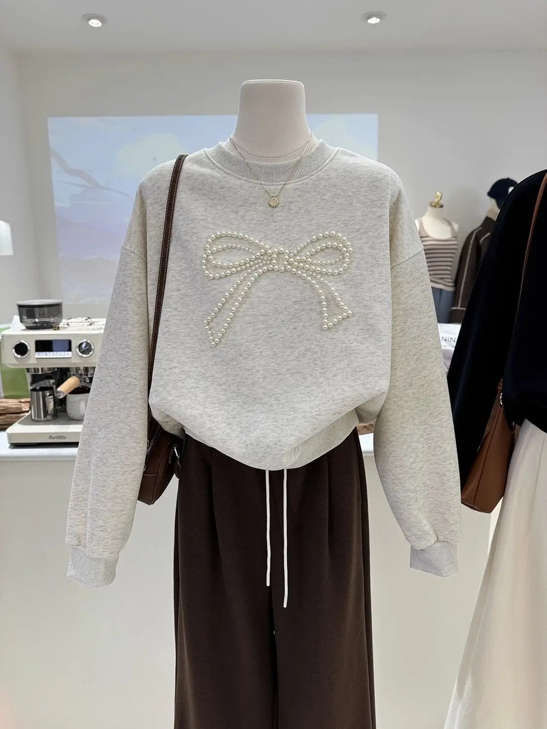 Otoño e Invierno nuevo estilo coreano nicho perezoso con cuentas arco suelto terciopelo cálido cuello redondo casual sudadera mujer top y2k ropa
