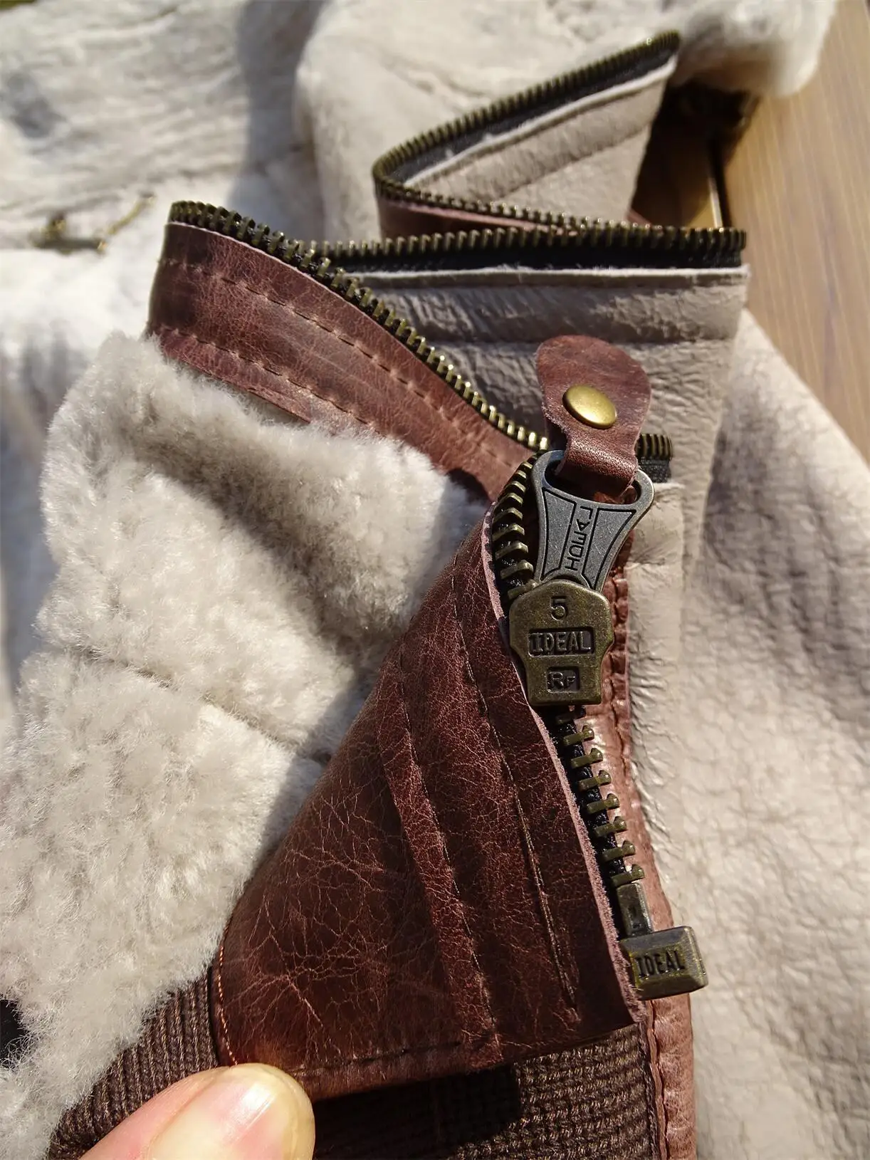 Ein Lamm mit leichtem, bequemem Mantel