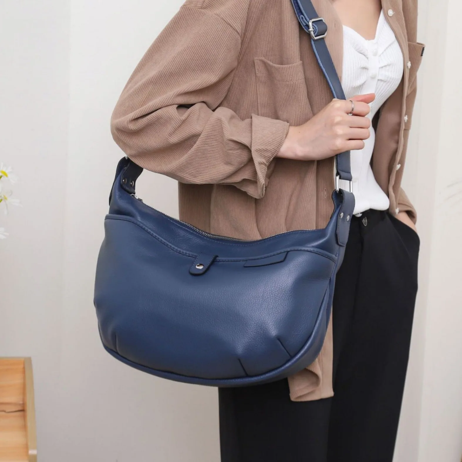 

Head Layer Cow Leather Women's Crossbody Shoulder Bag Simple Fashionable Bag for Ladies Genuine Leather Large Capacity Hobo Bag