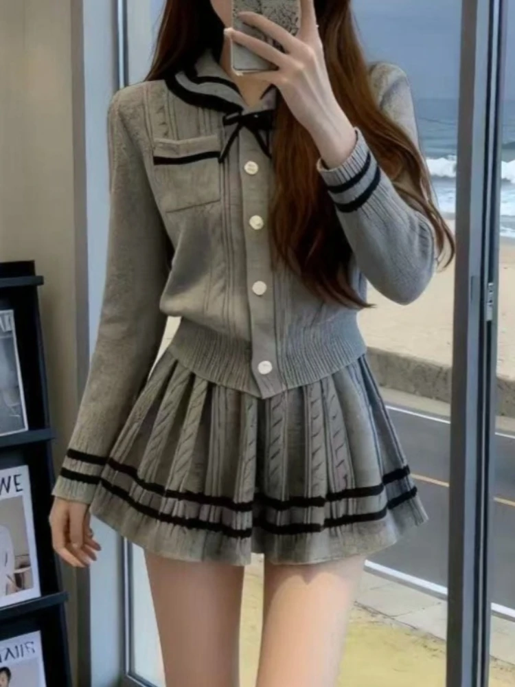 

Элегантный вязаный комплект из двух предметов в студенческом стиле, кардиган с длинными рукавами + плиссированная мини-юбка, костюм, женские осенне-зимние повседневные комплекты 2025