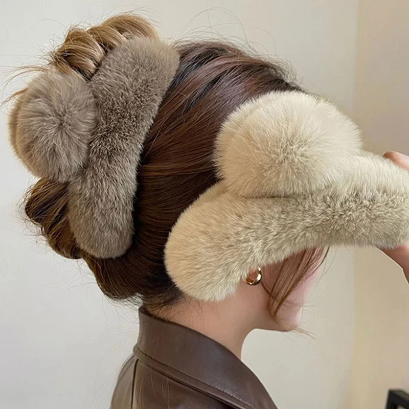 1PC Large plush clip with a high-end feel, autumn and winter hairy hair clip, women's temperament, and hair styling