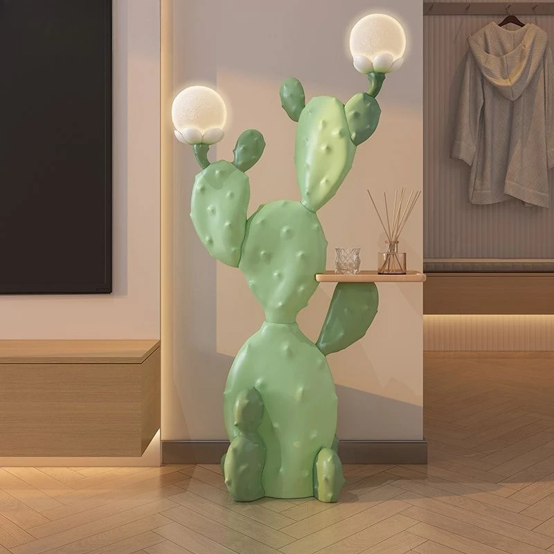 Cactus dopamina grande ornamento dal pavimento al soffitto divano del soggiorno accanto alla decorazione domestica pianta verde chiaro inaugurazione della casa