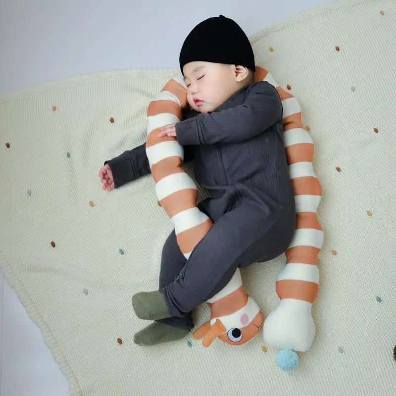 2025 Ins محبوك كاتربيلر وسادة طويلة بار الطفل مهدئا وسادة نوم غرفة الأطفال السرير الجدار الديكور دمية