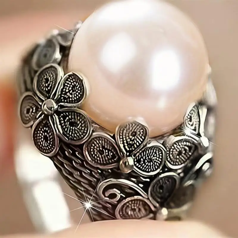 Huitan Eleganter Ring mit verziertem Design für Damen, Vintage-Party-Schmuck mit Imitationsperlen, rustikaler, trendiger Hochzeitsschmuck für Damen, Geschenk