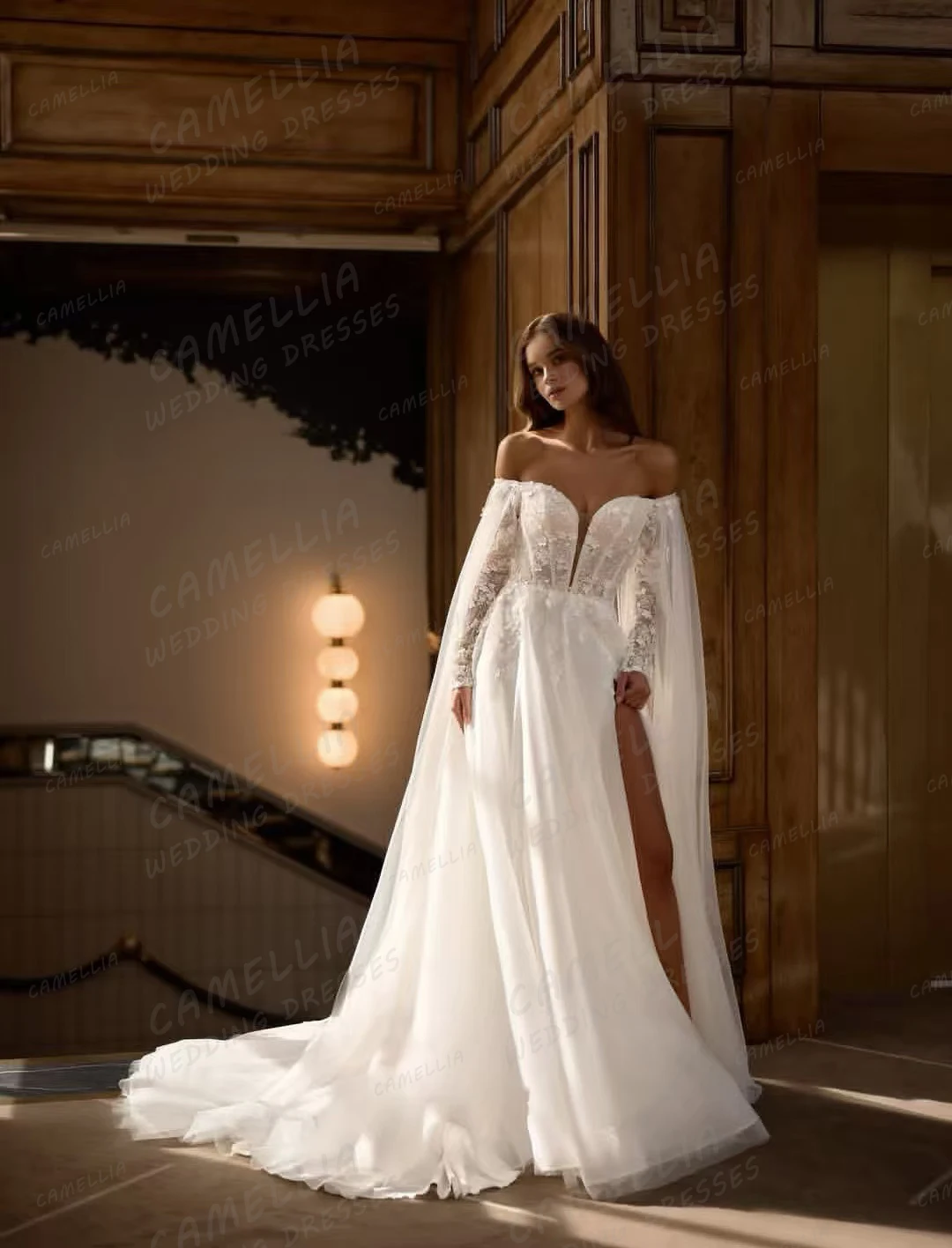 ชุดแต่งงานแบบเรียบง่ายประดับลูกไม้ แขนยาวเปิดไหล่ พร้อมผ้าคลุมไหล่ ชุดเจ้าสาวแบบผ่าข้าง  สามารถสั่งตัดได้