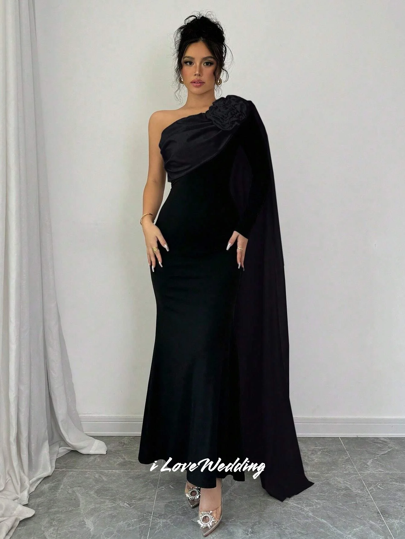 Abito da sera monospalla nero 2025 Abito da cerimonia nuziale pieghettato alla caviglia con scialle a fiori a maniche lunghe in raso personalizzato