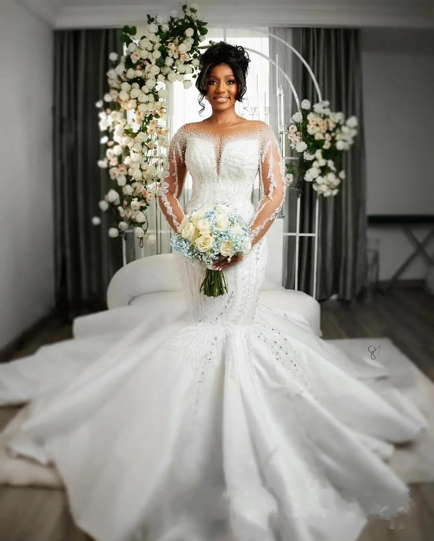 カスタムメイドの透け感のあるネックライン、キラキラ輝くビーズとスパンコールをあしらったウェディングドレス、サテン生地のアフリカ風イリュージョンロングスリーブのブライダルガウン