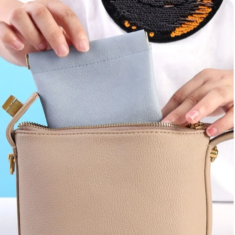 حقيبة أحمر الشفاه ذات الإغلاق التلقائي المحمولة البسيطة لتنظيم مستحضرات التجميل حقيبة مكياج للسفر من البولي يوريثان