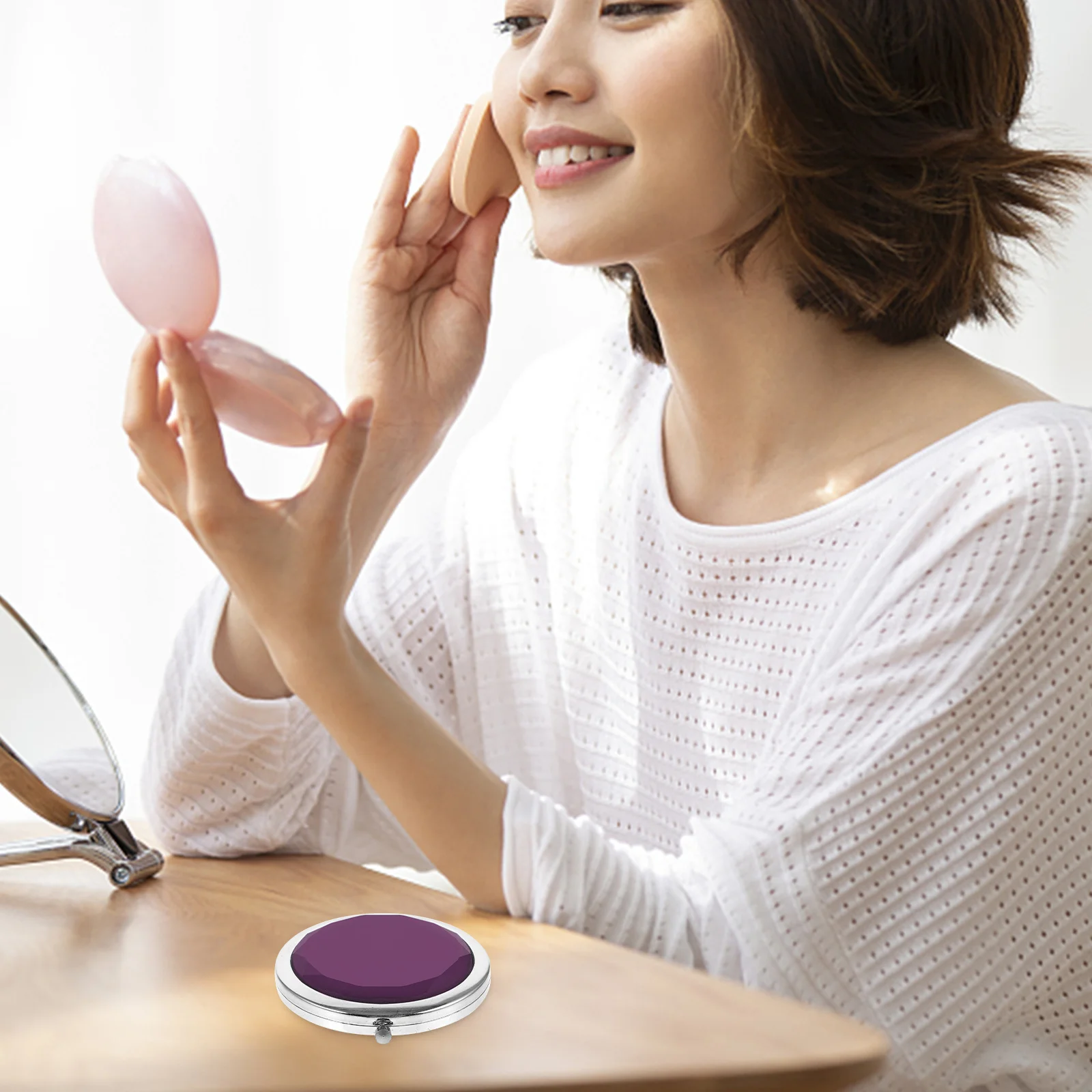 مرآة جيب مدمجة قابلة للطي مستديرة مزدوجة الجوانب مكبرة صغيرة للسفر محمولة باليد مرآة مكياج من سبائك الزنك كريستال متين