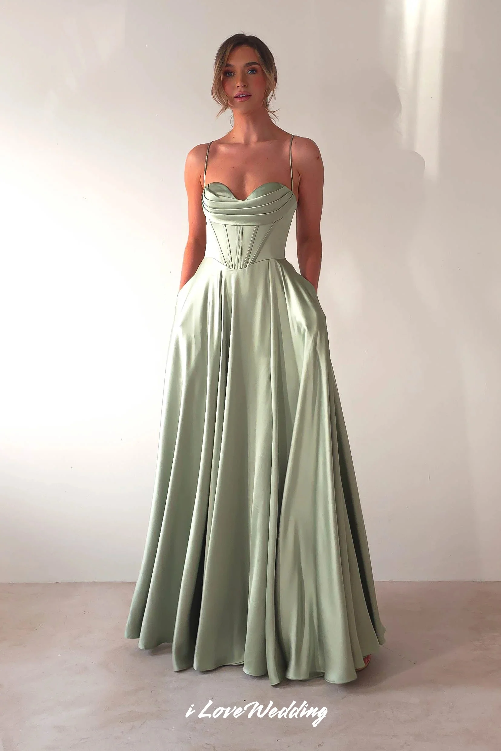 فساتين سهرة بحزام سباغيتي أخضر 2025 من الساتان على شكل قلب مطوي على شكل حرف a تنورة بدون ظهر برباط علوي فستان زفاف الضيوف مخصص