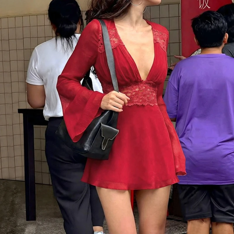 

Dress Sexy Deep V Splicing Lace Waist Mesh Horn Sleeve Temperament Skirt
