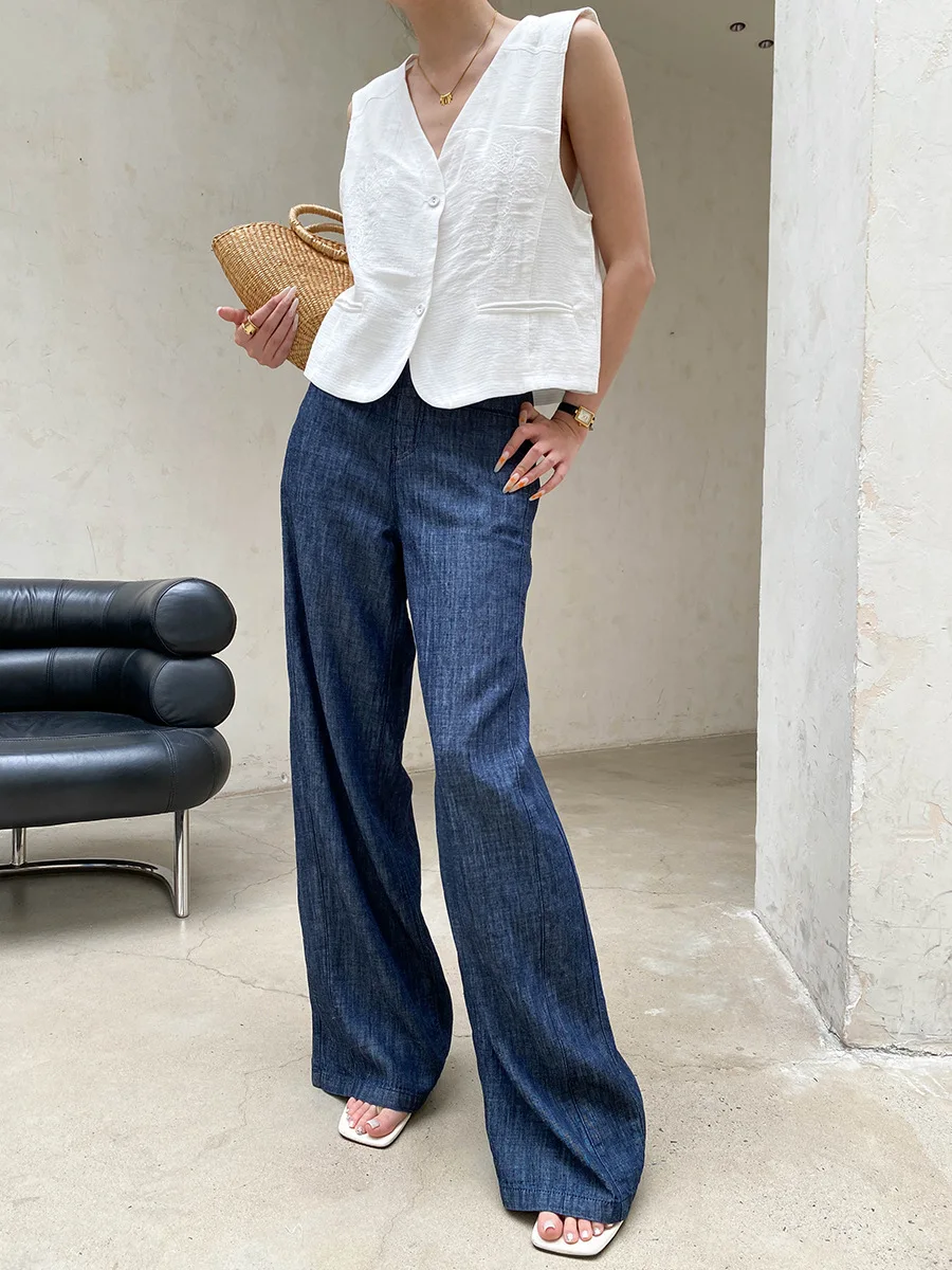 Sommerliche Damenjeans in einfarbigem, schlank machendem, geradem Schnitt mit langen Beinen. – Detail 9