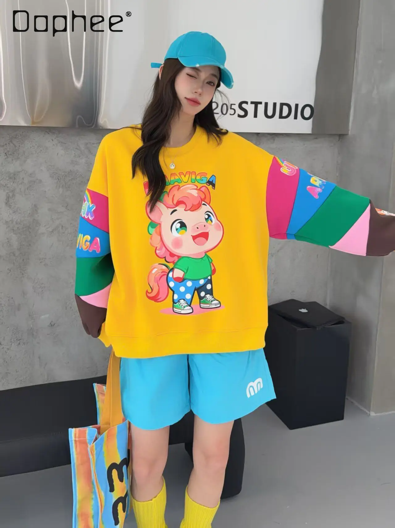 

Новая весенняя коллекция 2026: Женский свитшот оверсайз с цветными блоками и мультяшными буквами, круглый вырез, в стиле аниме и кавай.