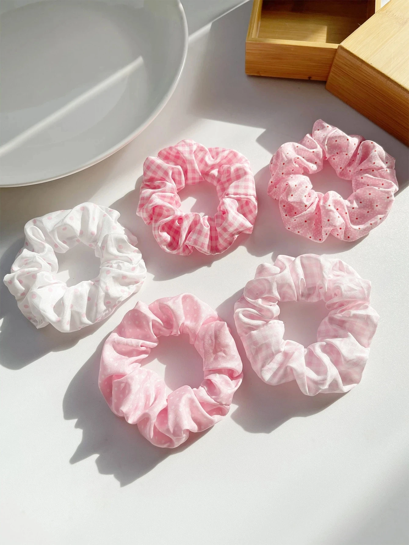 5 قطع من ربطات الشعر Scrunchie الأنيقة ذات الطباعة المنقطة
