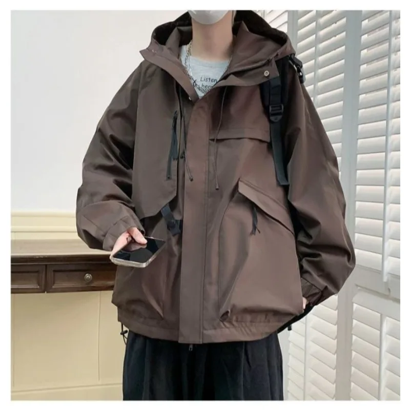 

Новая функциональная рабочая куртка с капюшоном для осени и зимы — это тренд мужской свободной и больших размеров одежды.