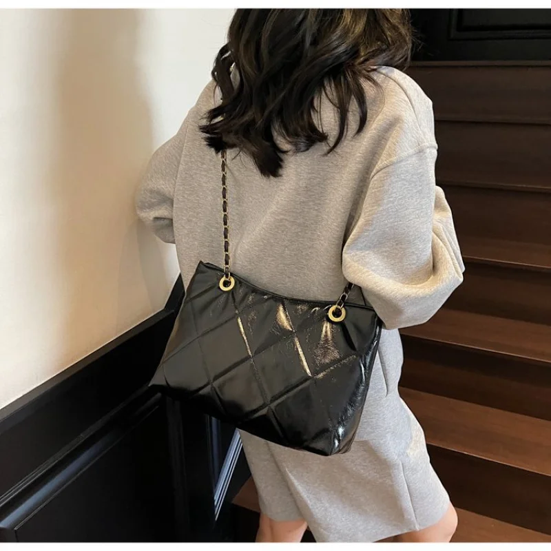 

High-End Women's Messenger Bag Made Of Pineapple-Patterned Leather Boasting Trendy Commuter Design And Paris Chic Look