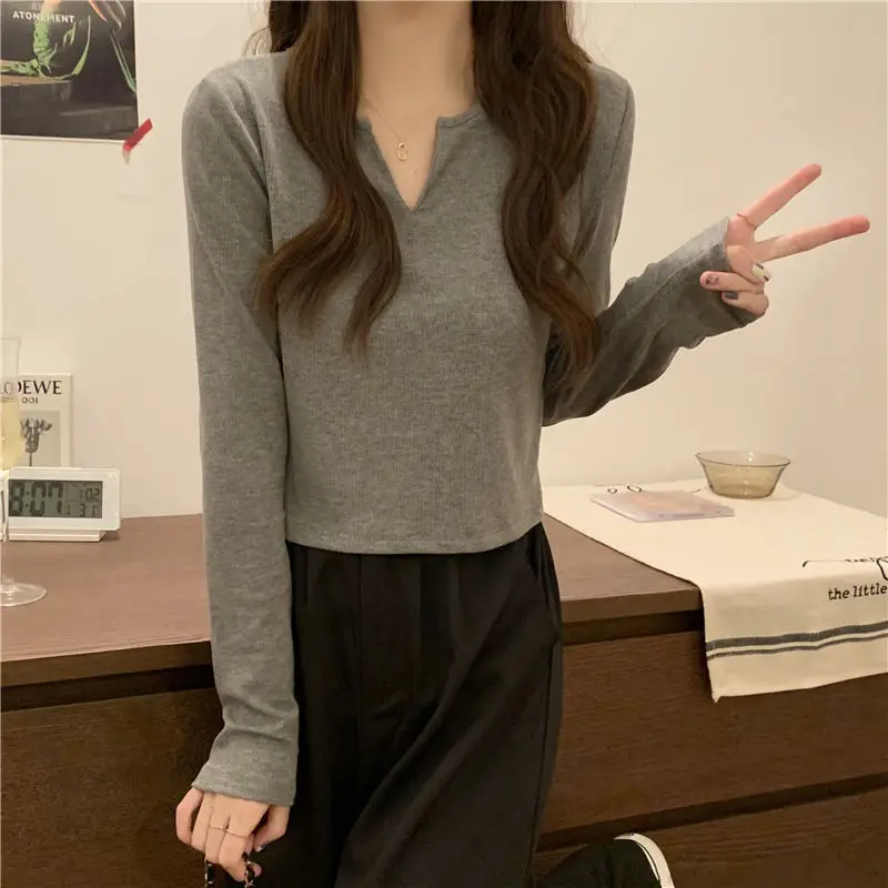 Langarm-T-Shirt mit V-Ausschnitt für Damen im Herbst. Neues, schlankes, vielseitiges Hemdoberteil im koreanischen Stil