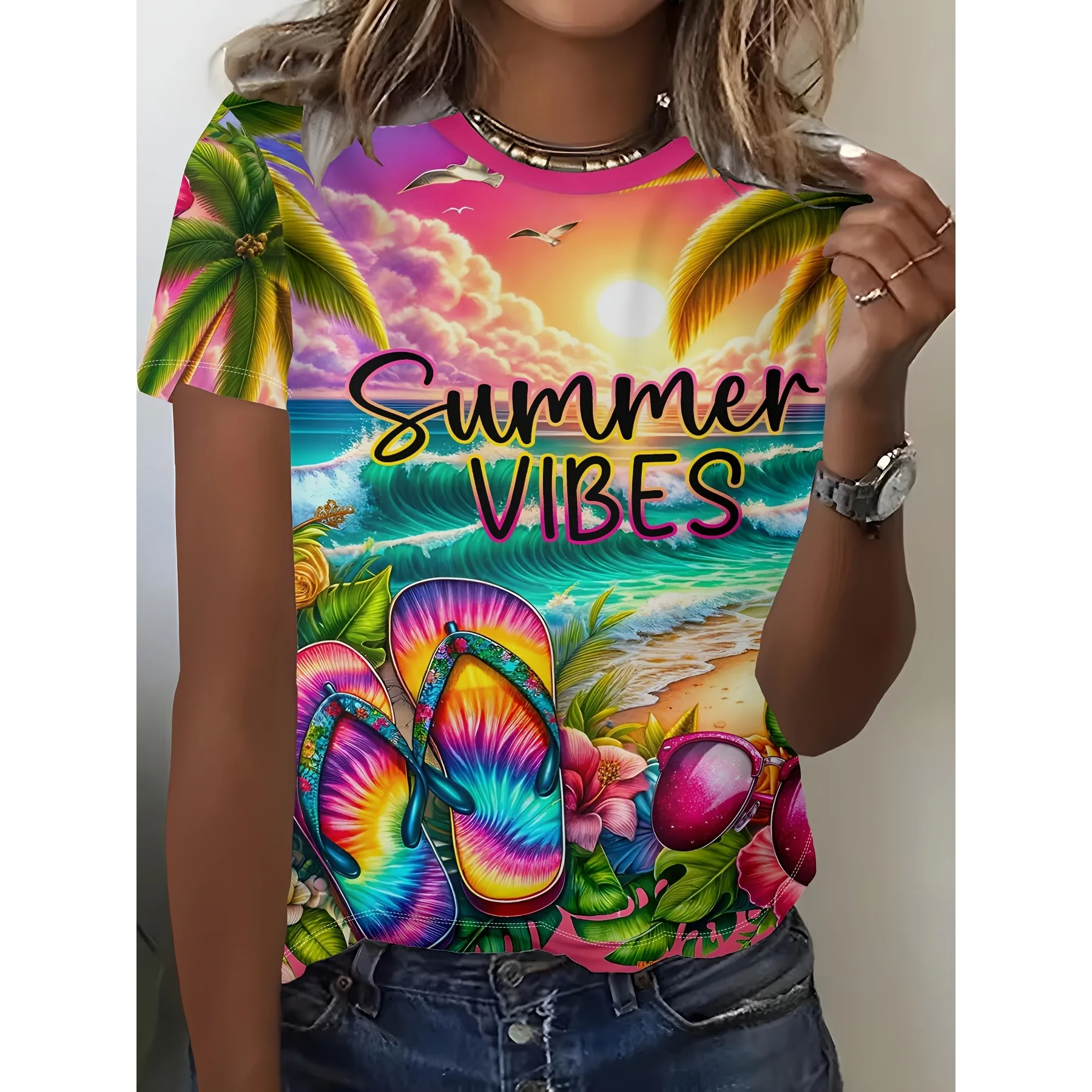 Levendig dames-T-shirt - 'Summer Vibes' strandafbeelding, tropische zonsondergang en flip-flop printontwerp voor casual dagelijks gebruik - afbeelding 2