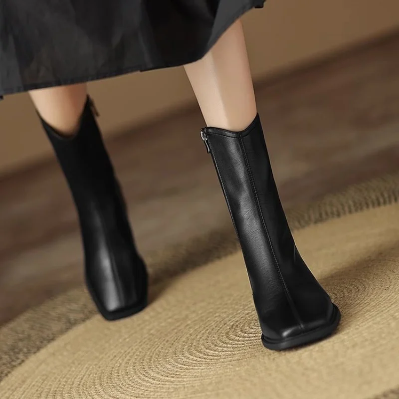 Damen-Stiefeletten aus Leder mit eckiger Zehenpartie, Blockabsatz, seitlichem Reißverschluss, im Vintage-Stil, elegant, kurze Stiefel, ideal für den täglichen Gebrauch und als Schuh für festliche Anlässe. – Detail 3
