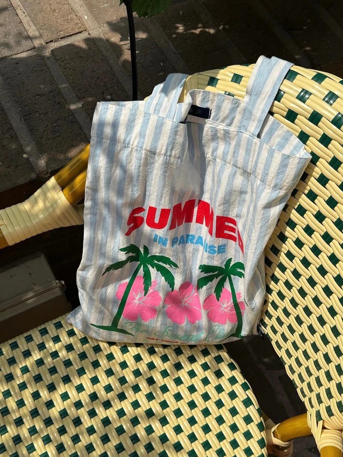 bolsa-de-compras-de-lona-ecologica-sei-exclusiva-com-estampa-tropical-de-coqueiros-listrados-–-versatil-para-ferias-de-verao