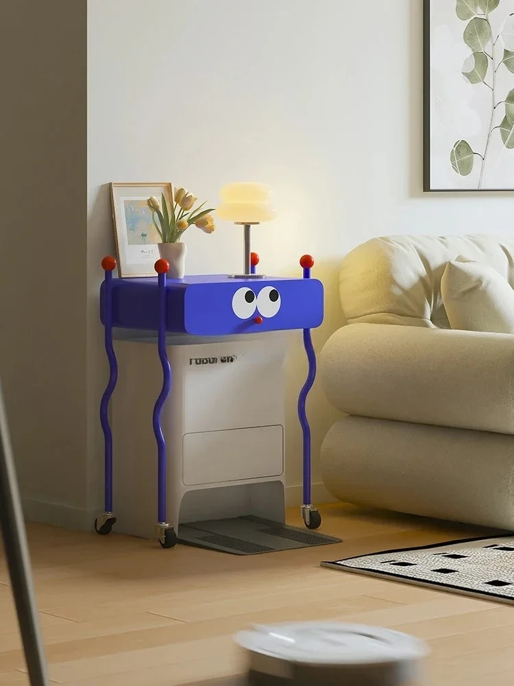 

Креативная гостиная, съемный диван, несколько подметальных машин, стойка для роботов