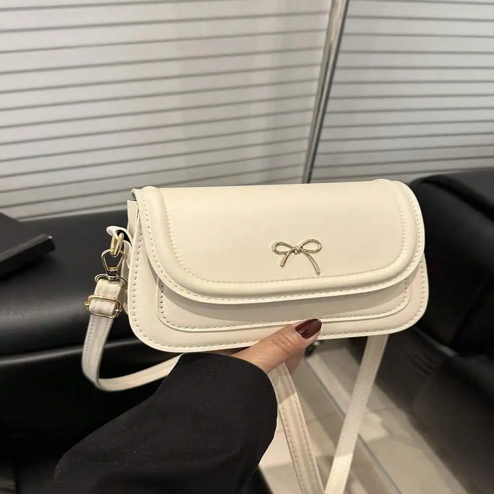 

Мини-седло — маленькая квадратная сумка через плечо с украшением в виде банта для ежедневных поездок на работу и свиданий