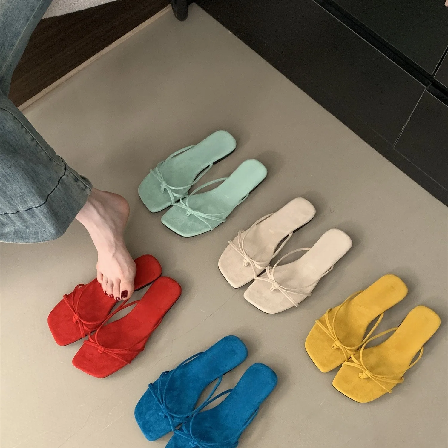 

Simple Vintage Velvet Slippers for Women Korean Style Fashion Solid Color Flip Flops Shoes 2026 New Summer Beach Flats Sandals