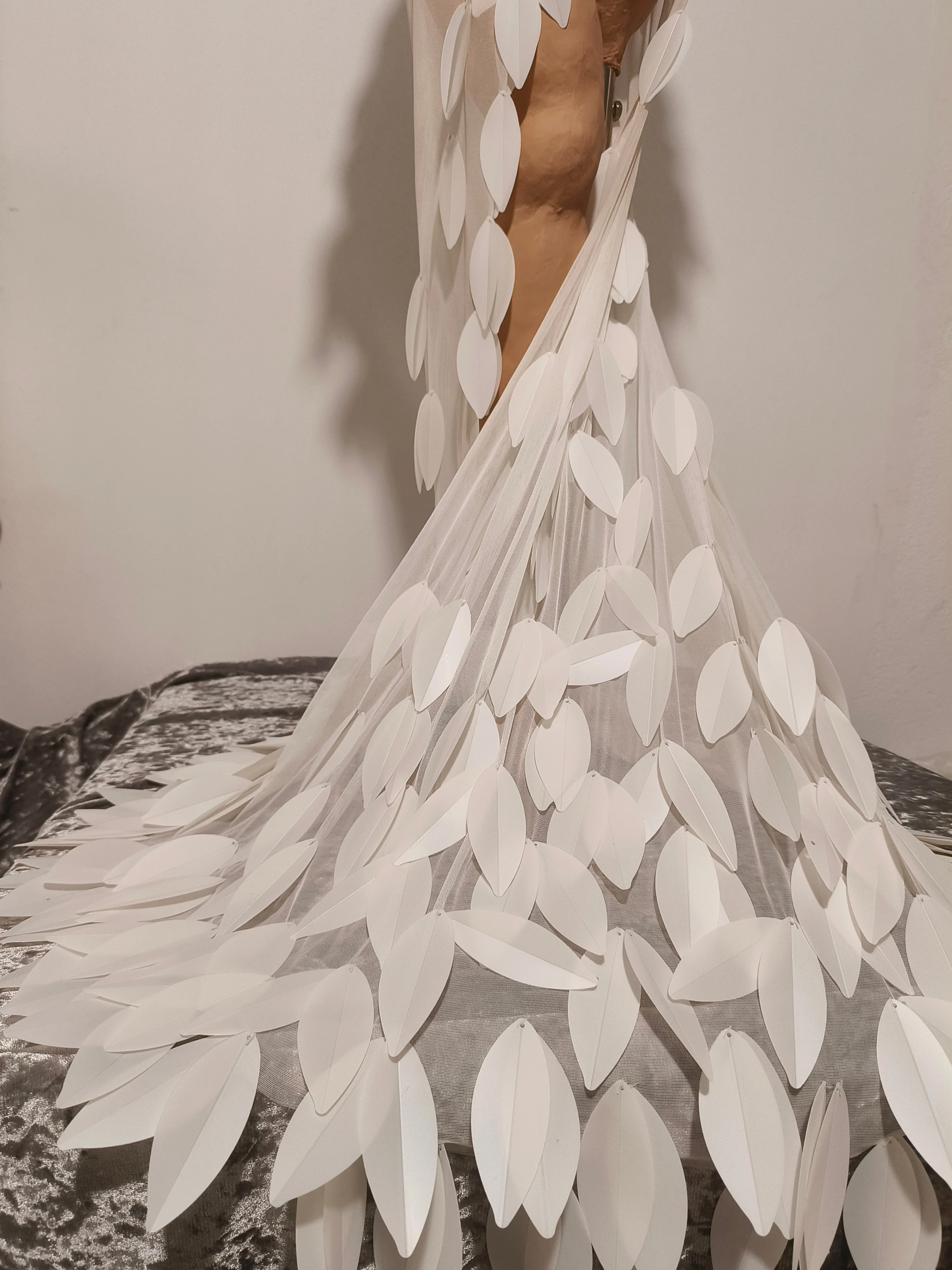 Vestido luxuoso com contas de cristal e pescoço, saia de tule em camadas de folhas brancas 3d, tapetes vermelhos, apresentações de palco, vestido de festa à noite