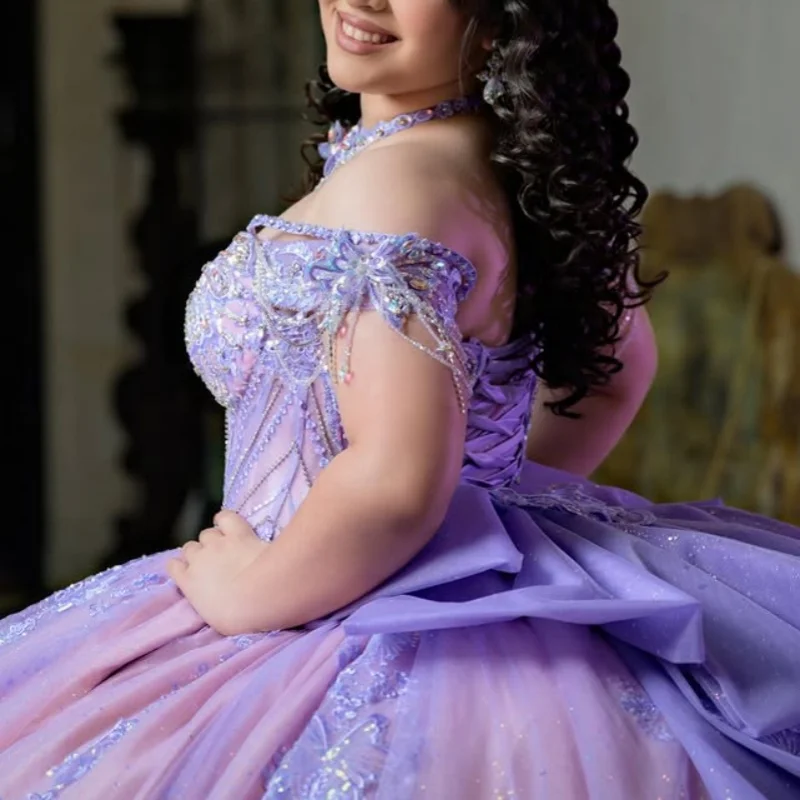 ラベンダーパープルのキンセアニェーラドレス、オフショルダー、グリッターデカール、ロングテール、ビーズ刺繍、ボウ、ベスティドス・デ・15、キンセアニェーラ ﻿ カスタマイズ