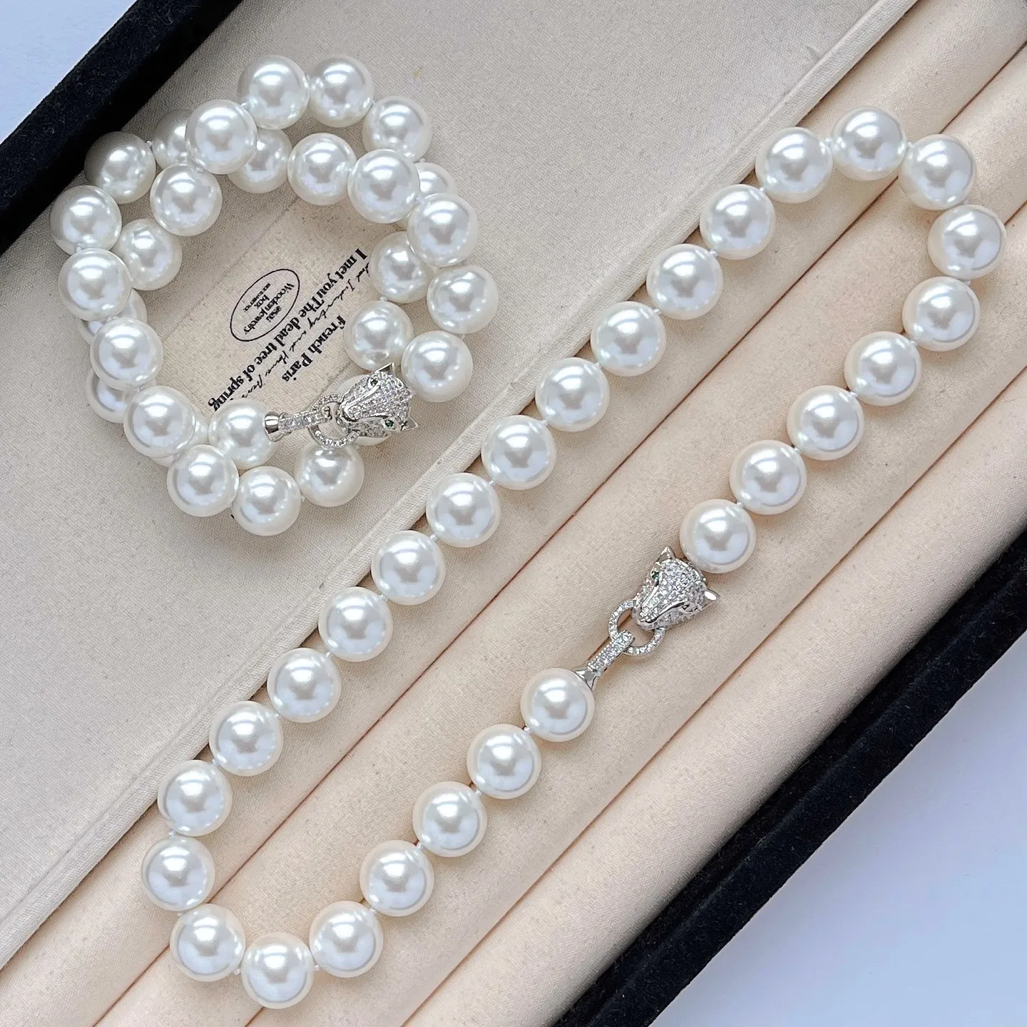 Grande corrente de clavícula com colar de pérolas de concha de 14 mm + botão de cabeça de leopardo