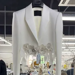 Ternos florais brancos com borlas para mulheres, blazers de cintura alta, jaqueta com flores, tops frisados, cardigã com franja e borlas, flores 3D, elegante e OL, primavera e outono, 2024