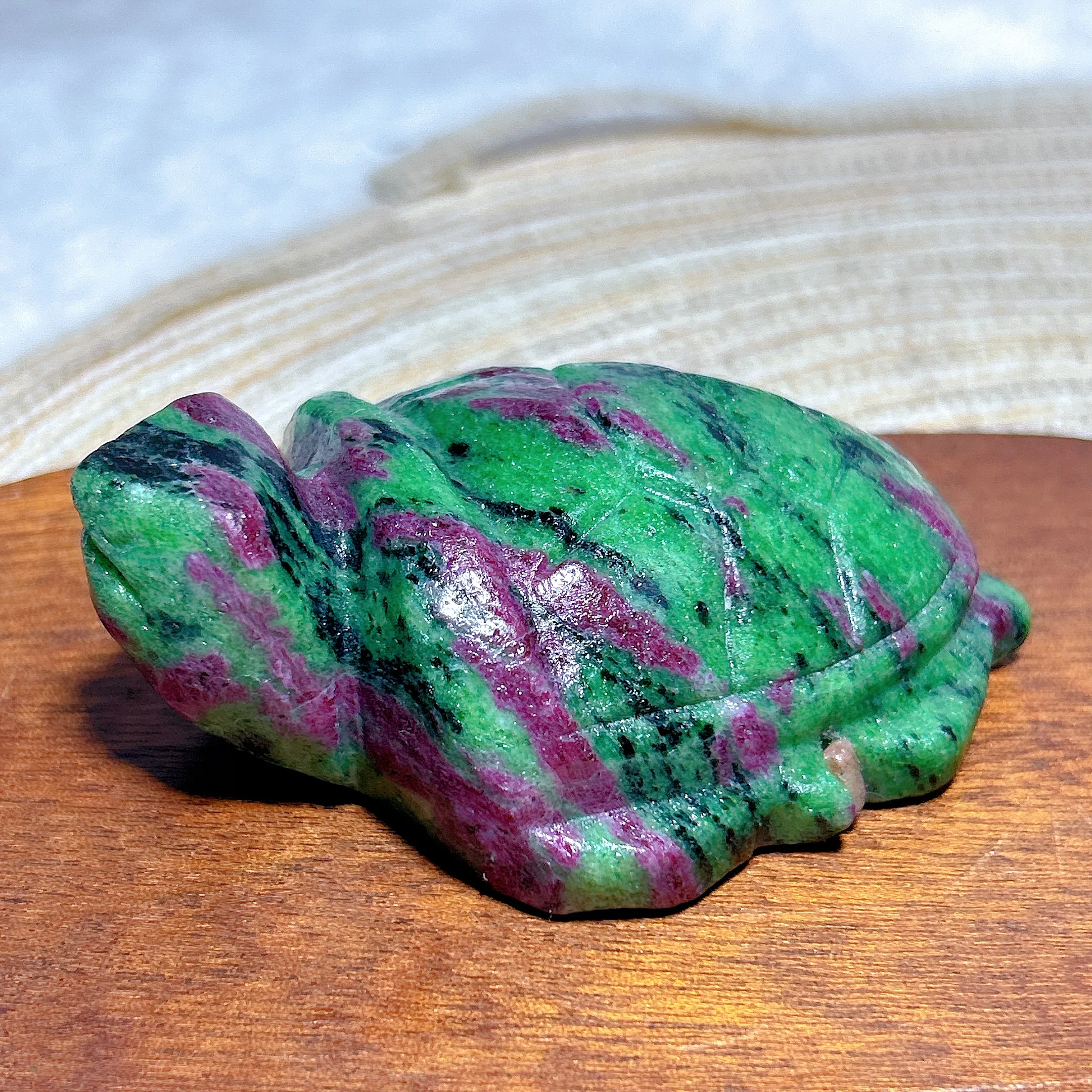 Natural Crystals Ruby Zoisite Tortoise Hand Carving UV Light Fluorescence Effect Gemstones Home Decorations Mineral Energy Gift