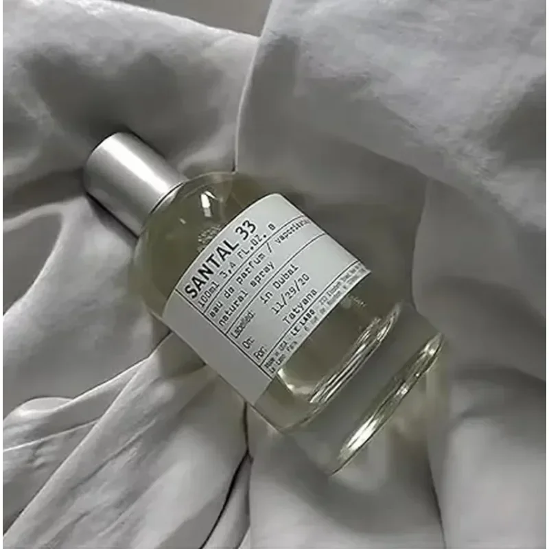 3.4 أونصة، تتميز برائحة خشب الصندل وجوزة الطيب وخشب الأرز مما يجعل هدية مثالية للعطلات، عطر سانتال 33 للجنسين