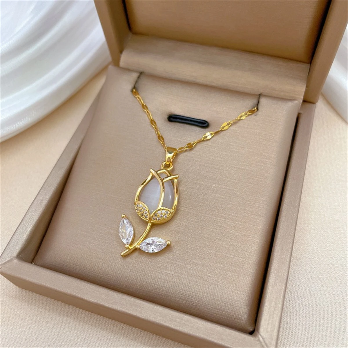 Delicate Elegant Tulip Pendant Princess Necklace Copper Chains for Birthday, Anniversary, and Christmas Gift Jewelry for Women