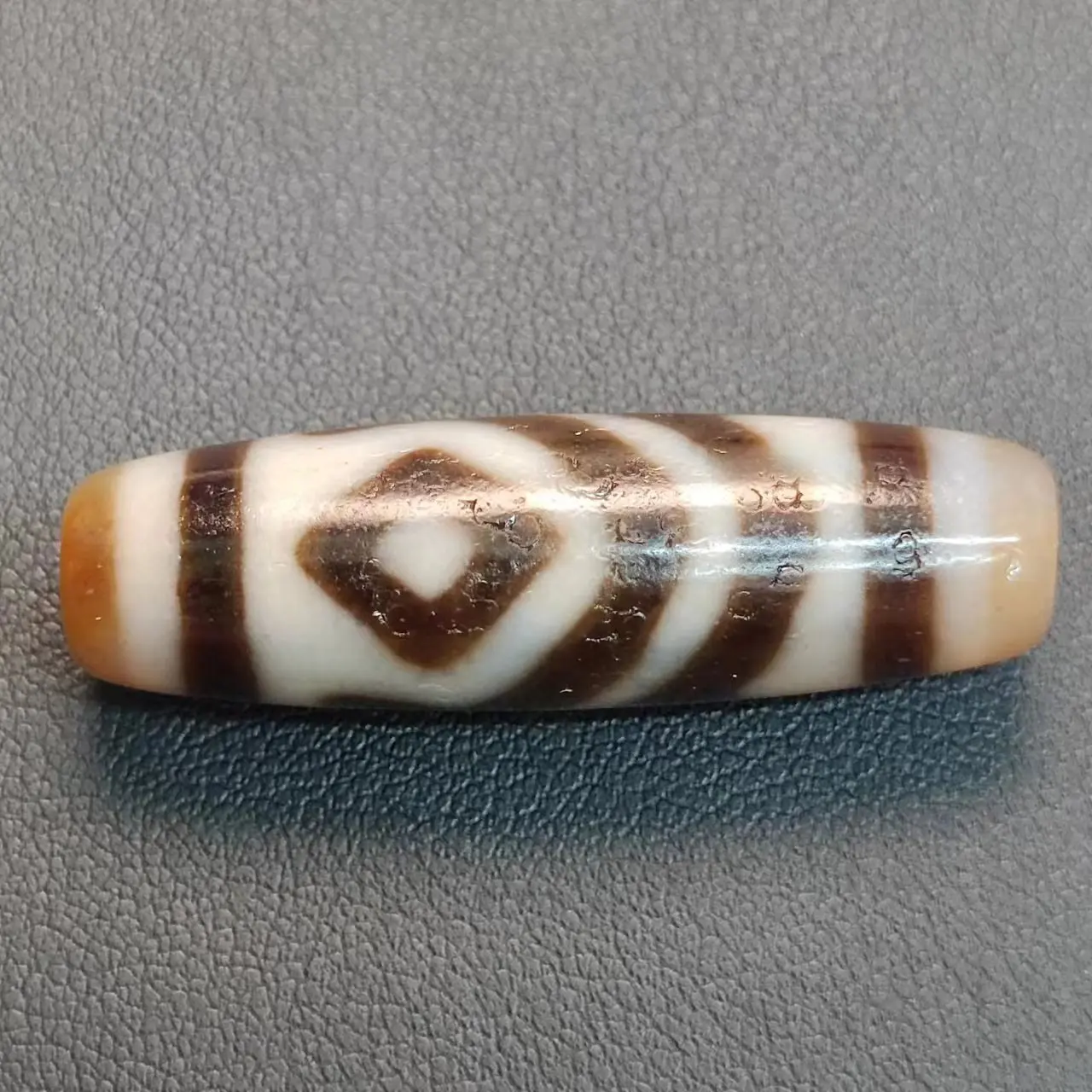 

1pcs/lot natural rare special pattern two-eyed agate dzi Ethnography Weathering lines Yellow teeth Necklace pendant Clavicle