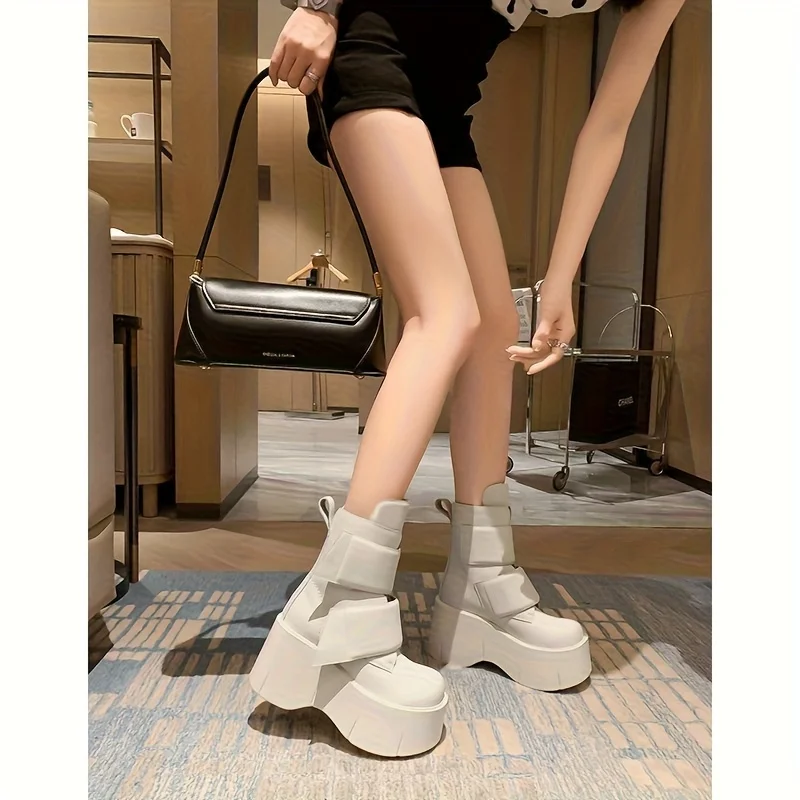 حذاء نسائي أسود بنعل سميك للكاحل - مقدمة دائرية، مقاوم للانزلاق، كعب عالٍ، مع أشرطة ونعال قابلة للتعديل