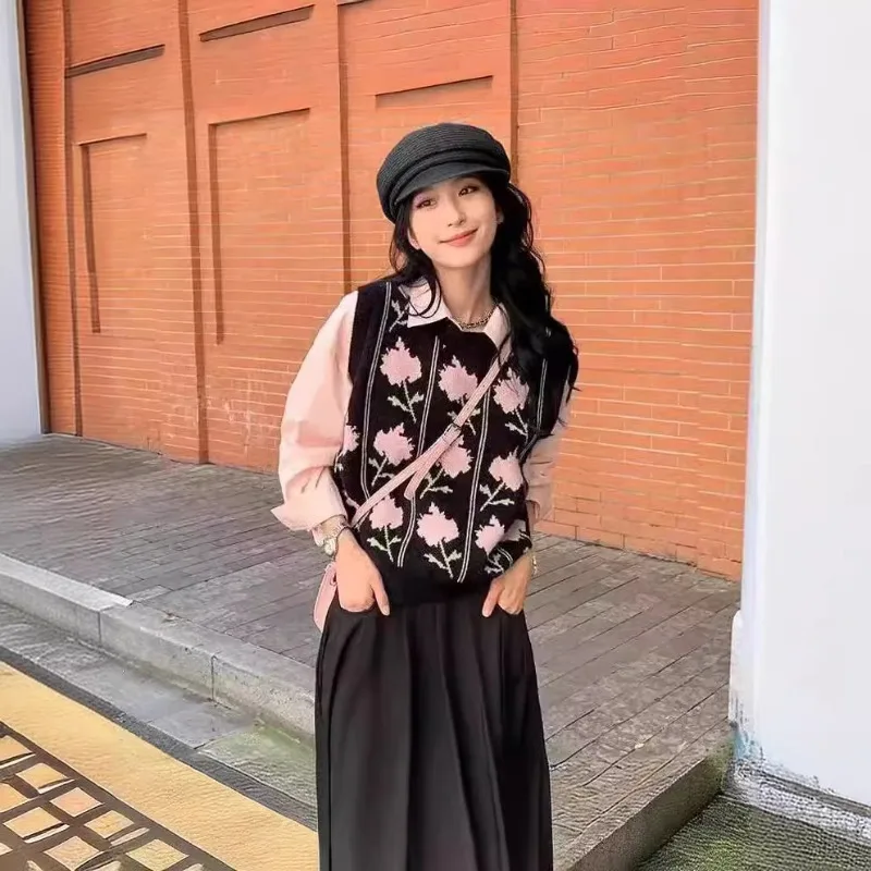 Women's 2026 Fashion Autumn and Winter New Sweet and Casual Sleeveless Tank Top with Flower Embroidery Retro Knitted Sweater Top