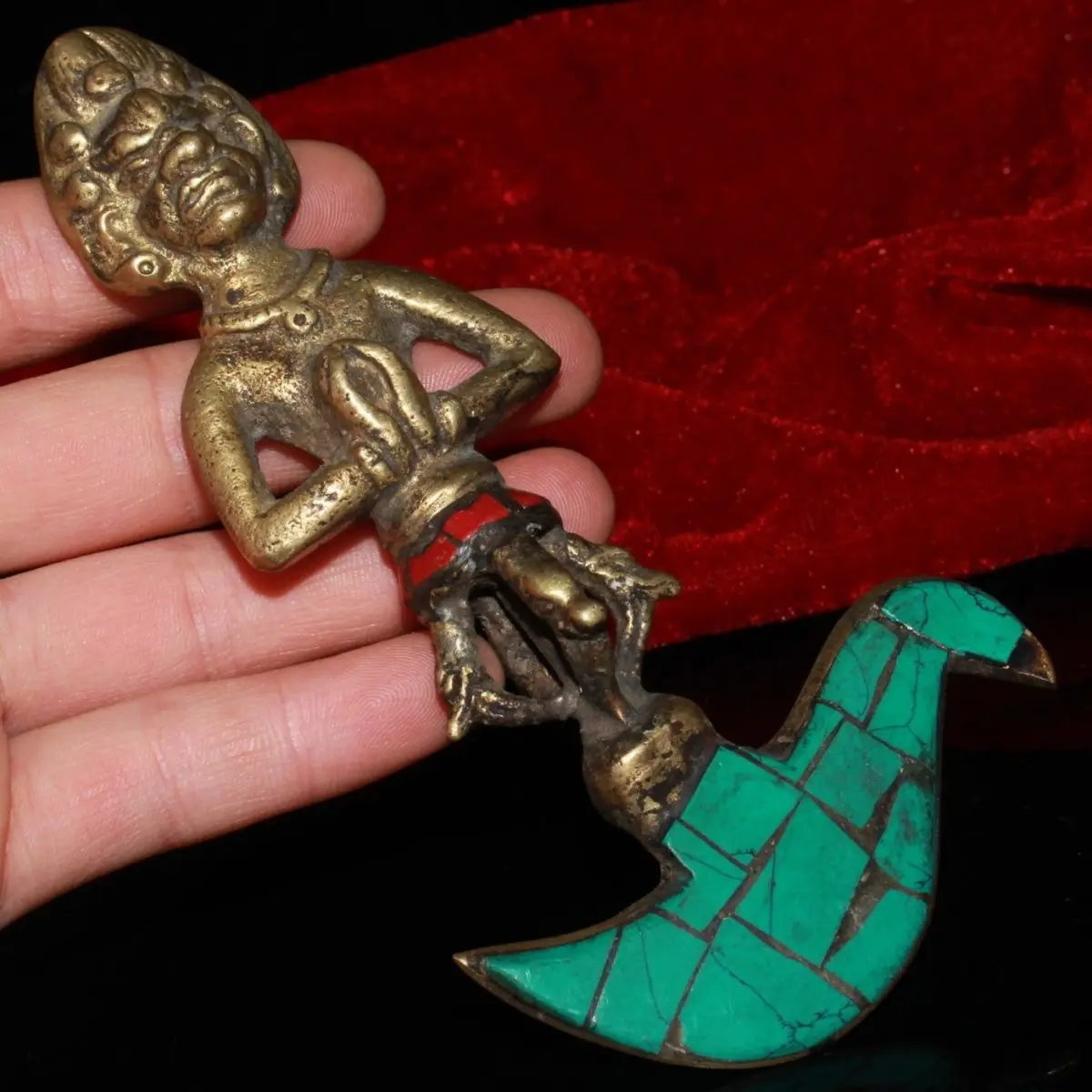 Antique collection, Nepalese backflow brass inlaid turquoise magic ornament, the appearance is as shown in the picture