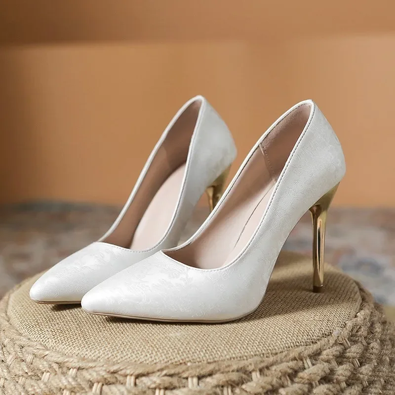 

Women's Fashion Thin Heel Shoes Autumn New Pointed Head Shallow Mouth Set Foot Temperament Wedding Banquet Shoes Chinese Style