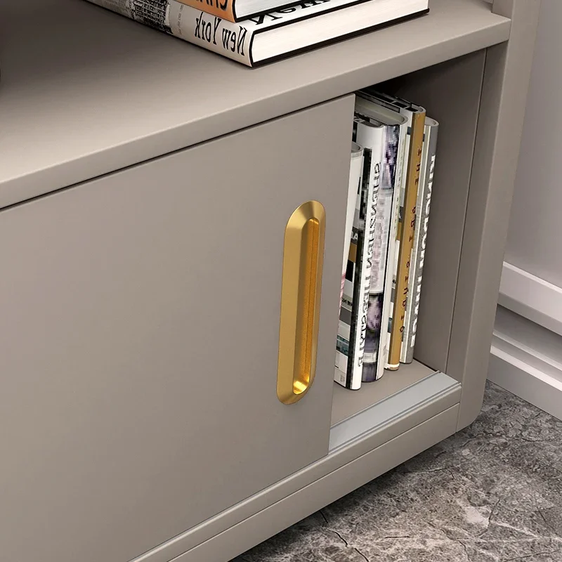 شقق صغيرة بجوار الأريكة مع ألواح الصخور والزوايا وعدد قليل من خزائن التخزين المتحركة، وهي بسيطة ومخزنة