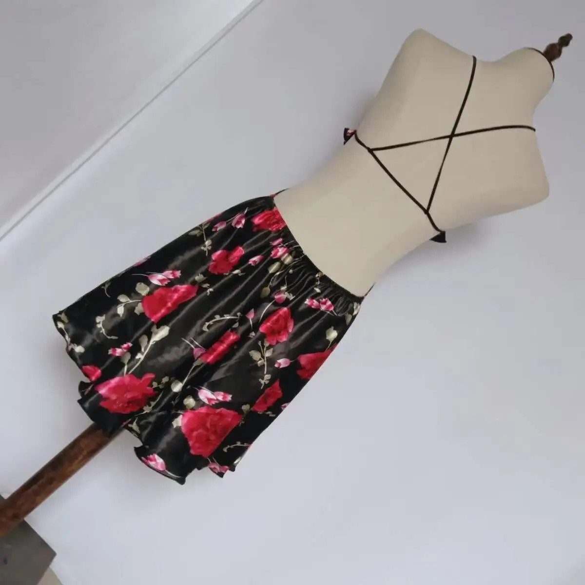 45-70kg Letnia błyszcząca, kwiatowa, krótka sukienka bez rękawów Seksowna damska mini sukienka bez pleców