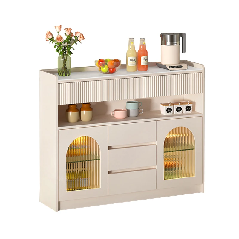 

Сторона из каменной плиты, интегрированная у стены, кухонный шкафчик, бытовая гостиная, сторона чая